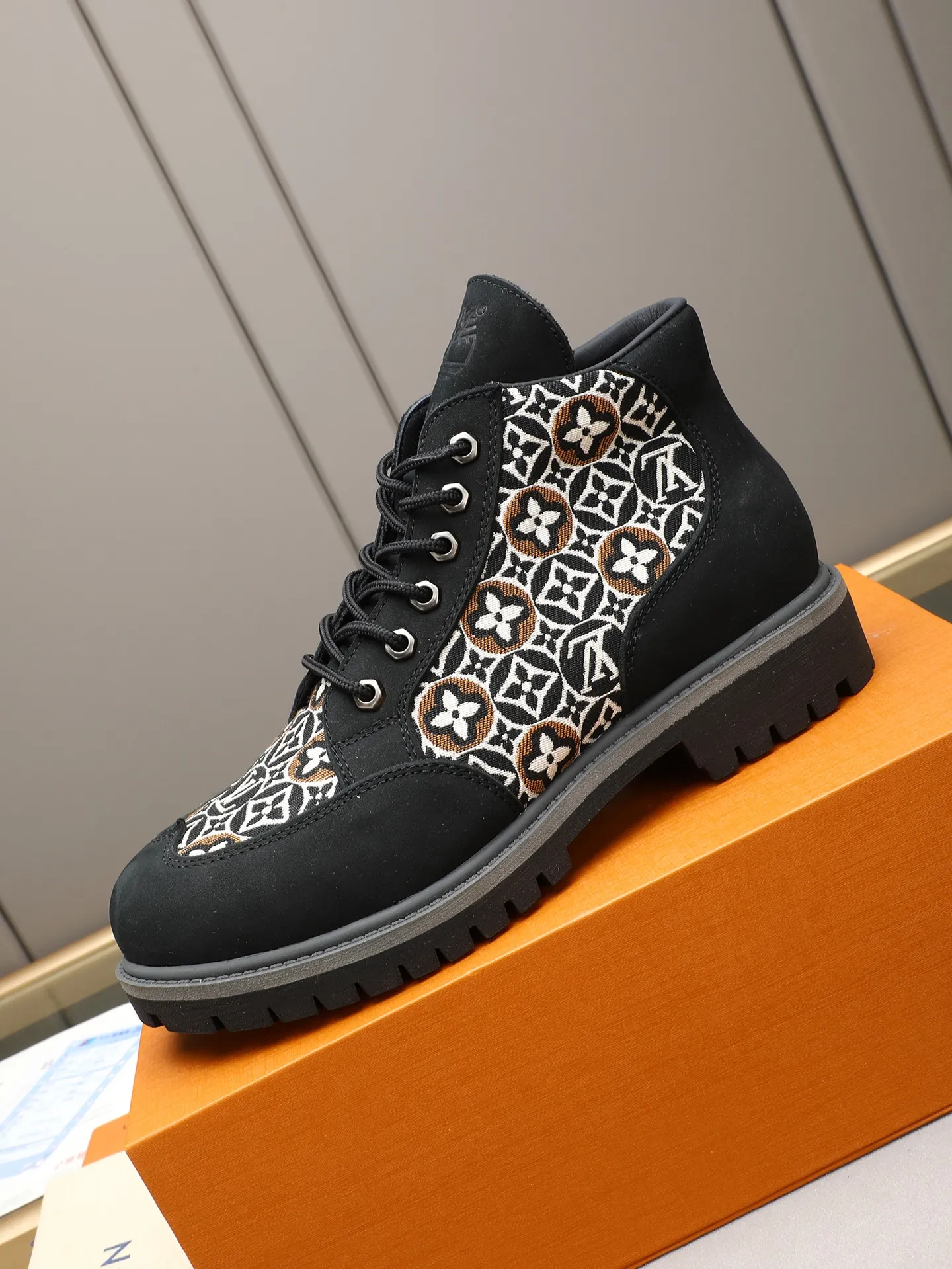 PP460 LOUIS VUITTON ss25 LV donkey brand new thick-soled lace-up big-toe shoes men's casual shoes high-top short boots. These boots are crafted from top-grain calf leather for a lightweight and comfortable fit. The thick EVA outsole is embellished with eye-catching ridges, and the trendy attitude of being both strong and soft makes it an everyday choice. ✔Upper: imported first-layer cowhide ✔Inner lining: sheep lining ✔Outsole: original molded outsole Size: 38-44 (45 customized)
